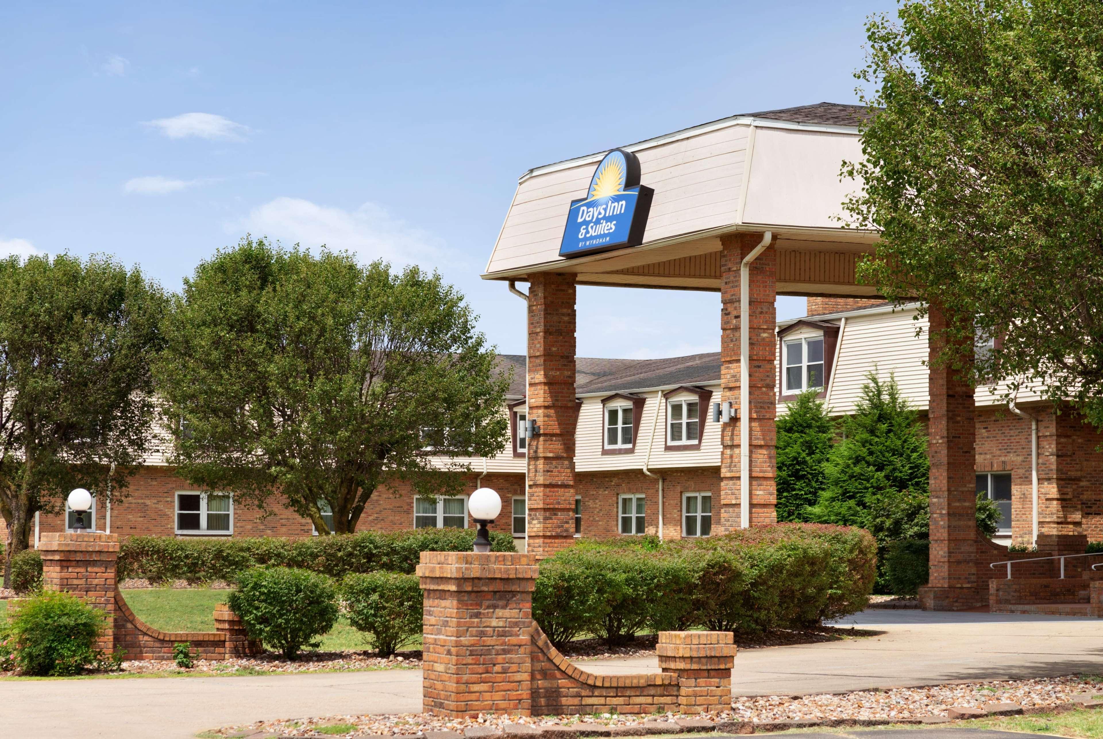 Days Inn And Suites By Wyndham Sikeston Exterior photo