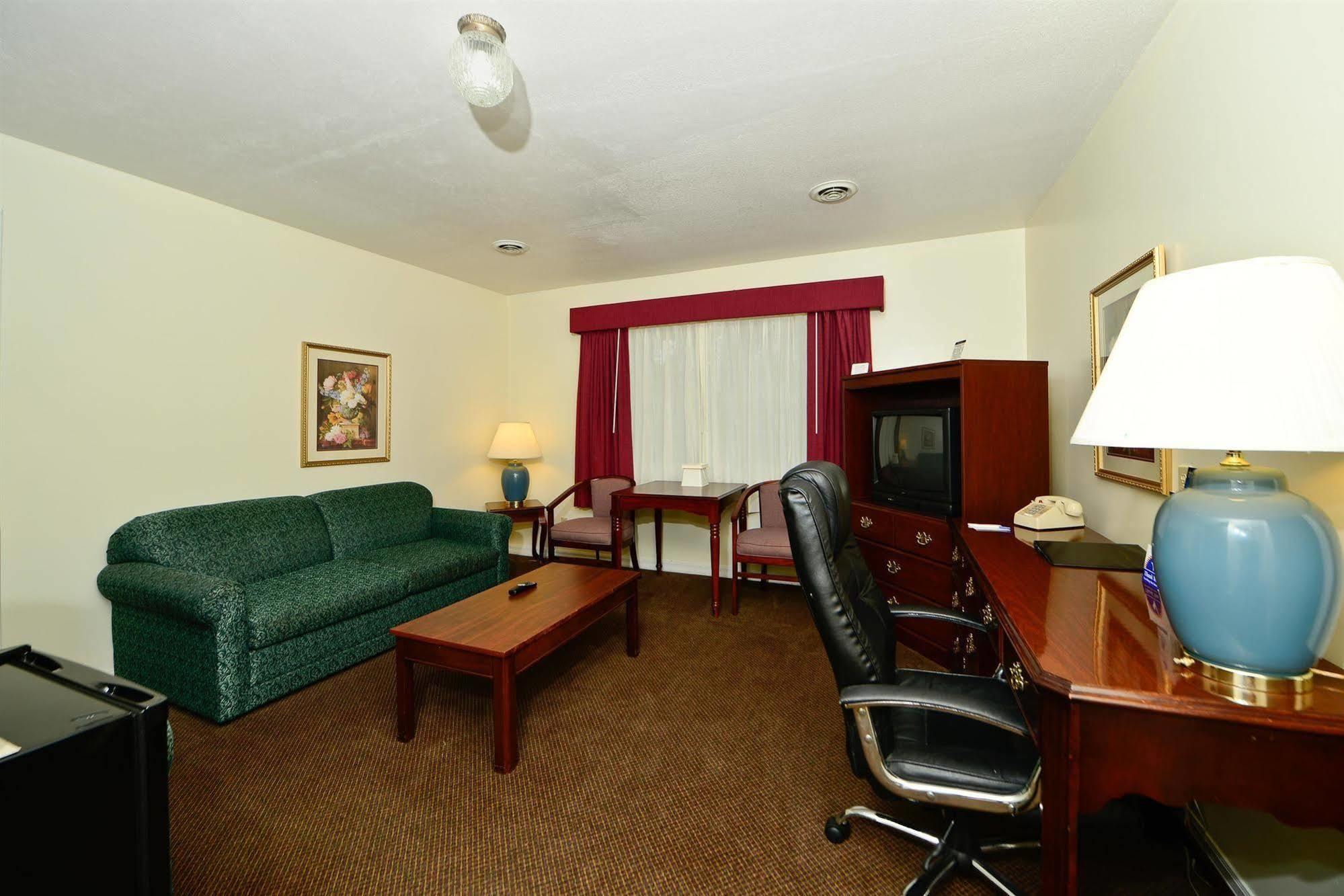 Days Inn And Suites By Wyndham Sikeston Room photo