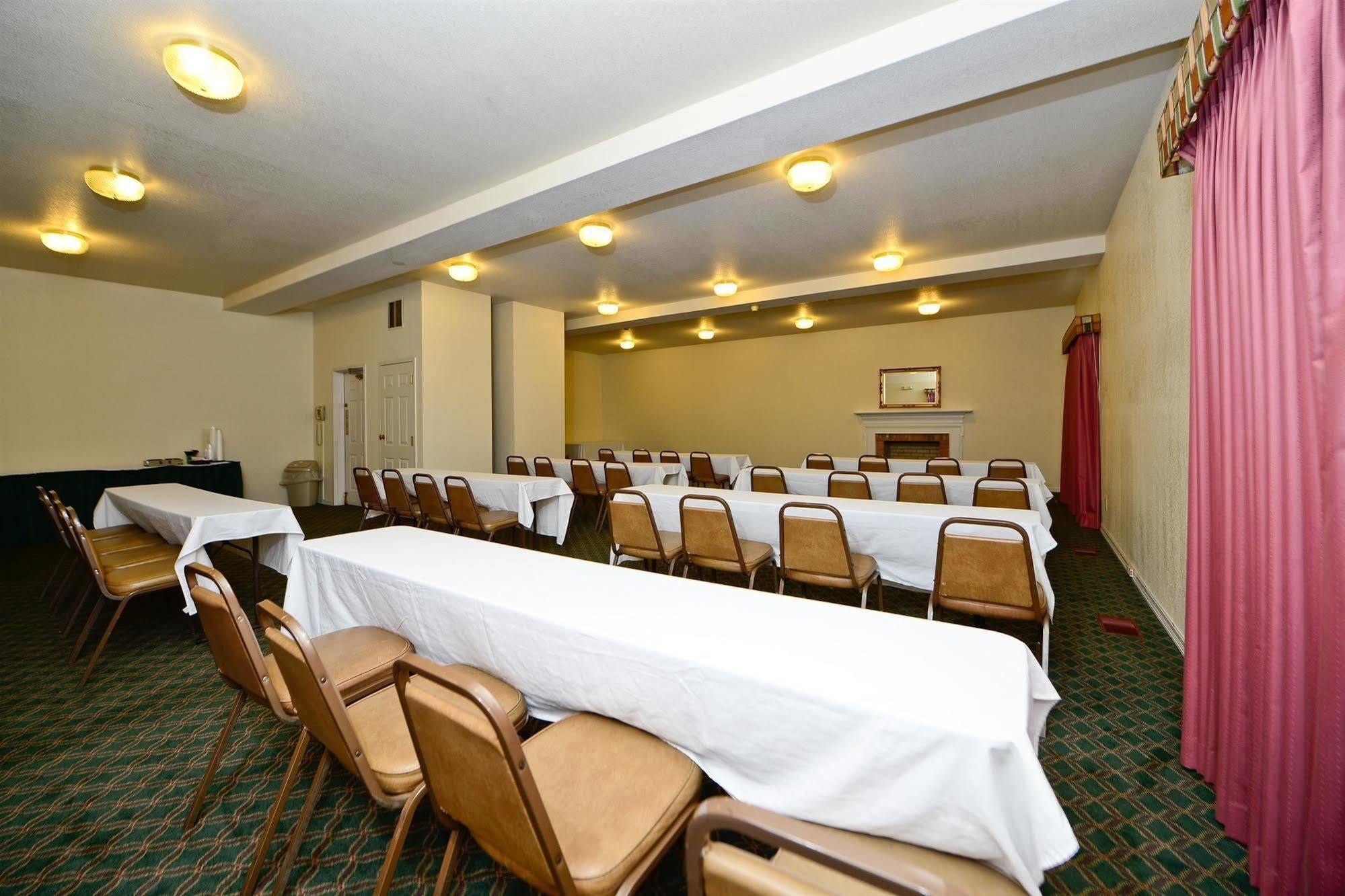 Days Inn And Suites By Wyndham Sikeston Business photo