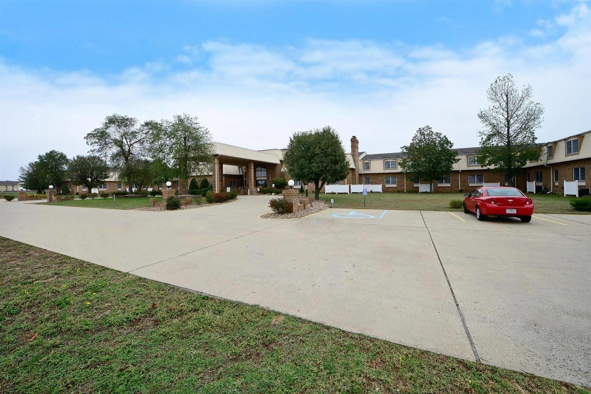 Days Inn And Suites By Wyndham Sikeston Exterior photo